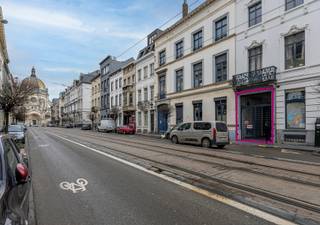 <p>Mooi, recent en hedendaagse studio, centraal gelegen waar het aangenaam wonen is. <br />Gelegen op wandel- en fietsafstand van het historisch centrum van Brussel, de Louizawijk, de Europese Instellingen, theaters in de onmiddellijke nabijheid van de cultuurtempel de Botanique, het zwembad van Sint-Joost en van restaurantjes, buurtwinkels en openbaar vervoer.</p><p></p><p>Deze moderne studio bevindt zich op de 2de verdieping van een goed beheerde en onderhouden residentie met lift. <br />De studio omvat een inkom, leefruimte, een open keuken, een slaaphoek en een douchekamer. Het biedt u alles om rustig en gezellig te wonen met de geneugten van de stad.</p><p><br />Ideaal voor eigen bewoning, als pied-à-terre, studentenkot of als investering met een mooi huurrendement.</p><p><br />Vandaag verhuurd als studentenkamer. <br />De dubbele garage staat te koop aan een meerprijs van 30.000 euro.</p><p><br />EPC klasse G, 424 kWhEP/m²/an, 85 CO2 per m².</p>