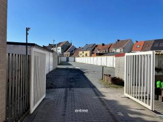 Garages (2,64m x 5,60m), voorzien van kantelpoort.<br />Ideale ligging nabij Gent-Zuid, bij openbaar vervoer (bus en tram voor de deur), winkels (supermarkt, apotheek, bakker,...), scholen,... en in de nabijheid van Gent centrum. <br />Vlakbij alle verbindingswegen (E17, E40, R4).<br />Perfect voor eigen gebruik of als investeringsvastgoed voor verhuur.<br /><br />De foto die wordt gebruikt is ter illustratie, de garages hebben allemaal dezelfde grootte.<br />Er zijn meerdere garageboxen te koop die zich naast elkaar bevinden.<br />Voor meer info of bezoek ter plaatse, bel Mathieu 0474 74 64 04.