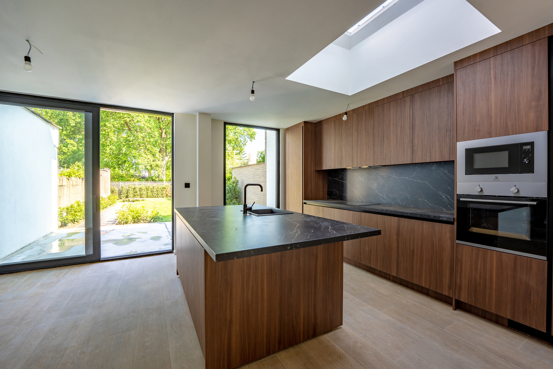 Instapklare en volledig gerenoveerde woning met 4 slaapkamers, garage en zonnige tuin - foto 4