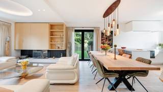 Deze halfopen woning geniet van een luxueuze afwerking en voldoet aan alle hedendaagse normen en voorschriften. Er zijn 4 slaapkamers, 2...