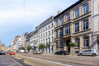 <p><span>Op slechts enkele wandelpassen van het bruisende stadscentrum van Brussel, schuin tegenover de Botanique en met een vlotte verbinding naar de belangrijkste invalswegen, zijn wij verheugd dit uitzonderlijk ruime en karaktervolle appartement te koop aan te bieden.</span></p><p><span> </span></p><p><span>Dit majestueuze appartement, gesitueerd in een herenhuis uit de 19de eeuw, bevindt zich op de eerste verdieping van een kleinschalig en goed onderhouden gebouw. Met respect voor de authentieke charme en karaktervolle elementen werd het appartement reeds smaakvol gerenoveerd, waarbij historische details op een stijlvolle manier werden gecombineerd met hedendaags wooncomfort.</span></p><p><span> </span></p><p><span>Met een indrukwekkende bruikbare vloeroppervlakte van maar liefst 183 m² omvat dit unieke appartement een inkomhal, een volledig ingerichte keuken en een adembenemende leefruimte met eetkamer van ruim 68 m². Verder beschikt het appartement over een gastentoilet, twee volwaardige slaapkamers waarvan één met mezzanine, een badkamer met ruime inloopdouche en een praktische wasruimte. </span></p><p><span> </span></p><p><span>De toekomstige bewoners van deze ware vastgoedparel kunnen tevens genieten van een oost georiënteerd terras van 15 m², waar het heerlijk vertoeven is. Verder is er ook een individuele berging voorzien.</span></p><p><span> </span></p><p><span>Authentieke grandeur, royale ruimtes met een plafondhoogte van maar liefst 4 m die zorgen voor een extra ruimtegevoel en overvloedige lichtinval en een absolute topligging komen hier op unieke wijze samen. Een absolute aanrader voor wie zoekt naar een instapklaar stadsappartement met karakter, ruimte en uitstraling, op een toplocatie in het centrum van Brussel. Zeker uw bezoek aard.</span></p><p><span> </span></p>