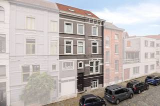 In de geliefde Bouwmeestersstraat in Sint-Amandsberg, op een boogscheut van de Gentse binnenstad, staat deze statige herenwoning die uitblinkt...