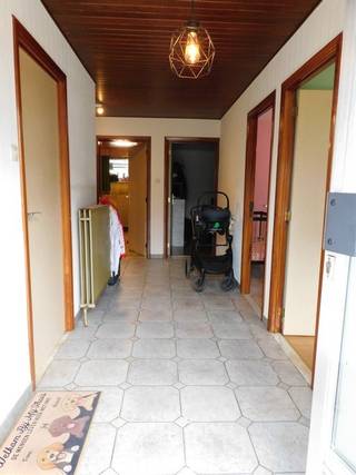 Bent u op zoek naar een woning waar rust, comfort en ruimte samenkomen? Dan is deze gelijkvloerse woning in de Wittevennestraat nummer 21 met een bewoonbare oppervlakte van maar liefst 185m² precies wat u zoekt. Gelegen op een prachtig perceel van 10a 33ca, geniet u hier van optimale privacy en een volledig aangelegde omgeving.<br /><br />Bij het binnenkomen wordt u verwelkomd in een ruime inkomhal die meteen het gevoel van openheid en licht benadrukt. De woning beschikt over drie volwaardige slaapkamers, ideaal voor een gezin of voor wie graag een bureau of hobbyruimte voorziet. De badkamer is uitgerust met een lavabo, douche en bad. Daarnaast is er een apart toilet met lavabomeubel.<br /><br />De absolute blikvanger is de zeer ruime en lichtrijke leef- en eetruimte met parketvloer, waar grote raampartijen zorgen voor een aangename connectie met buiten. Hier geniet u van gezellige familiemomenten of ontvangt u gasten in alle comfort. De keuken is volledig uitgerust met alle toestellen en biedt voldoende ruimte voor een eettafel – ideaal voor gezellige maaltijden.<br /><br />Via één van de slaapkamers bereikt u met een vaste trap de zolderverdieping. Deze ruimte is eveneens afgewerkt en biedt de mogelijkheid om nog extra slaapkamers te creëren – perfect voor een groeiend gezin of wie extra ruimte wenst.<br /><br />Buiten geniet u van een overdekt terras, waar het heerlijk vertoeven is in elk seizoen. De tuin is volledig aangelegd en biedt rust en privacy. Verder beschikt de woning over een aparte garage en een werkhuis van 42m² achteraan het perceel – ideaal voor zelfstandigen, hobbyisten of extra opslagruimte.<br /><br />Deze woning combineert comfortabel gelijkvloers wonen, uitbreidingsmogelijkheden en een uitzonderlijk rustige ligging op een royaal perceel. Een unieke kans voor wie ruim en zorgeloos wil wonen in alle sereniteit. Interesse? Neem contact op voor een bezoek via 011 233 044 en ontdek zelf de charme en mogelijkheden van deze prachtige woning.