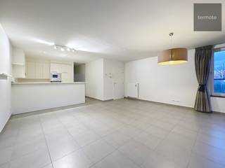 Modern APPARTEMENT op de eerste verdieping, bestaande uit :<br />lichtrijke living 32 m², ingerichte open keuken met keramische kookplaat, oven, dampkap, vaatwas en frigo, koele berging, stook-/wasplaats, gastentoilet, badkamer met inloopdouche, ligbad & lavabomeubel, 2 slaapkamers (15+9 m²), terras vooraan en ruim zonneterras 24m² achteraan, gezamenlijke fietsenberging en parkeerplaats<br />Beschikbaar vanaf 01/11/2026<br />