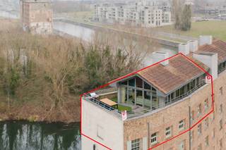 Op zoek naar een penthouse te koop in Harelbeke? Aan de gegeerde Banmolens geniet u van prachtige vergezichten over de Leie, in een rustige...