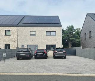 **EXCLUSIEF & INSTAPKLAAR | ±385 M² | 5 SLAAPKAMERS | E-PEIL 9 | GEOTHERMIE**
**Vraagprijs: €649.000**
In het centrum van Maasmechelen bevindt zich deze uitzonderlijk ruime, luxueus afgewerkte en uiterst energiezuinige woning. De bouw startte in 2019 en de woning werd in 2022 volledig afgewerkt en in gebruik genomen. Ook het EPC dateert van 2022.
Met **±385 m² totale bruikbare oppervlakte incl. kelder**, 5 slaapkamers en een hoogwaardige afwerking biedt deze woning een combinatie van ruimte, comfort en energiezuinigheid die moeilijk te vinden is.
**UITZONDERLIJKE TROEVEN**
• E-peil 9
• Geothermische water-water warmtepomp met diepe boringen
• 25 zonnepanelen
• Vloerverwarming op 3 niveaus met afzonderlijke thermostaten
• Ventilatiesysteem D
• Driedubbele beglazing
• Elektrische rolluiken
• Volledig onderkelderd
• 5 ruime slaapkamers
• Vrijstaande afgewerkte garage van ±29 m²
• Volledig instapklaar en tot in de puntjes afgewerkt
Het gelijkvloers beschikt over een ruime, lichtrijke leefruimte en een luxueuze open keuken met **5,5 m wandkeuken en een indrukwekkend kookeiland van 3,15 m**. Verder zijn er een gastentoilet en wasplaats met douche en praktische waskoker.
Op de eerste verdieping bevinden zich **3 ruime slaapkamers**, waaronder een master bedroom met dressing, en een luxueuze badkamer met ligbad, inloopdouche, bidet en toilet.
De volledig afgewerkte zolderverdieping beschikt over **2 extra grote slaapkamers van ca. 4 x 8 m**, vloerverwarming en een eigen thermostaat.
Verder voorzien van een regenwaterput van 5.000 liter, grondwaterput met pomp en een volledig omheind, onderhoudsvriendelijk perceel van **3a85ca**.
**Een zeldzame combinatie van enorme ruimte, 5 slaapkamers, geothermie, E-peil 9, 25 zonnepanelen en luxe afwerking. Geen werken nodig: verhuizen en genieten.**
**Vraagprijs: €649.000**