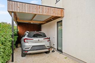 <strong>Energieneutrale gezinswoning (A+) met 3 slaapkamers, carport en afgewerkte tuin op een gunstige locatie</strong><br />Bent u op zoek naar een moderne, instapklare gezinswoning waar u meteen kunt genieten van hedendaags comfort, een <strong>energiezuinige woonst</strong> en een verzorgde recente afwerking?<br />Dan verdient deze <strong>recente halfopen bebouwing uit 2020</strong> absoluut uw aandacht.<br /><br />De woning valt onmiddellijk op door haar strakke, hedendaagse architectuur met witte gevels, kubusvormige volumes en plat dak.<br />Achter deze moderne uitstraling schuilt een praktische en <strong>aangename gezinswoning met 141 m² bewoonbare oppervlakte</strong>, gelegen op een rechthoekig perceel van 313 m².<br /><br />Ook de ligging vormt een belangrijke troef. De woning bevindt zich in een rustige en <strong>kindvriendelijke woonomgeving</strong>, terwijl winkels, scholen, openbaar vervoer en het centrum vlot bereikbaar zijn.<br />Het centrum ligt op fietsafstand en dankzij de <strong>uitstekende aansluiting</strong> op onder meer de Rijksweg (N36) en de E403 zijn ook omliggende steden en gemeenten bijzonder vlot bereikbaar.<br /><br />Bij het binnenkomen beschikt de woning over een verzorgde inkomhal met vestiaireruimte en afzonderlijk gastentoilet. Van hieruit bereikt u de lichtrijke leefruimte met aansluitend de open keuken. De open indeling zorgt voor een aangename verbinding tussen koken, eten en wonen en maakt van deze ruimte het centrale hart van de woning.<br />Aansluitend is een praktische berging voorzien met toegang tot de carport, deze bergruimte is ideaal voor voorraad, wasmachine, droogkast en technische voorzieningen.<br /><br />Op de verdieping bevinden zich drie volwaardige slaapkamers, waardoor de woning bijzonder geschikt is voor een gezin of voor wie graag over een extra bureau- of hobbykamer beschikt.<br />De ruime badkamer is compleet uitgerust met ligbad, afzonderlijke douche en dubbele wastafel. Daarnaast bevindt zich op de verdieping nog een tweede, afzonderlijk toilet.<br /><br />Ook buiten werd werkelijk aan alles gedacht. De tuin, omheining en oprit zijn volledig aangelegd, waardoor er na aankoop geen bijkomende kosten nodig zijn om de buitenomgeving af te werken.<br />De woning beschikt bovendien over een <strong>carport met aansluitende tuinberging</strong>, zodat zowel de wagen, fietsen als tuinmateriaal praktisch kunnen worden opgeborgen.<br /><br /><strong><u>Uitzonderlijk energiezuinig</u></strong><br />Op energetisch vlak behoort deze woning tot de absolute uitblinkers.<br />Met een EPC-label A+ en een negatieve energieprestatie van -1 werd sterk ingezet op een laag energieverbruik en hedendaags wooncomfort.<br />De woning beschikt onder andere over een warmtepomp, vloerverwarming op het gelijkvloers, ventiloconvectoren op de verdieping, zonnepanelen en een ventilatiesysteem D.<br />Dit resulteert niet alleen in een aangenaam binnenklimaat, maar biedt ook een belangrijke bescherming tegen toekomstige energiekosten.<br /><br /><u><strong>Volledig instapklaar</strong></u><br />De woning werd volledig afgewerkt en geschilderd en ook de tuin, omheining en oprit zijn reeds voorzien. <br /><strong>Een bijkomend financieel voordeel is dat deze eigendom wordt verkocht onder het registratiestelsel. Er dient bijgevolg geen btw op de aankoopprijs te worden betaald.</strong><br /><br />Wie op zoek is naar een recente, moderne en bijzonder energiezuinige woning met drie slaapkamers, een volledig aangelegde buitenruimte en een uitstekende bereikbaarheid, vindt hier een zeer compleet aanbod.<br />Een woning die op papier al heel wat troeven heeft, maar die u vooral ter plaatse moet ontdekken. Een bezoek is dan ook absoluut de moeite waard.<br /><br /><strong>EPC -2 kWh/m2 (A+) E-Peil -1</strong><br /><br />+ Recente halfopen woonst in een kindvriendelijke omgeving<br />+ Energie-positieve woning (negatief E-Peil-<br />+ Carport en tuinberging reeds voorzien<br />+ Volledig geschilderd en instapklaar<br />+ Warmtepomp, vloerverwarming, ventilatiesysteem D & zonnepanelen<br />+ Aangelegde tuin met terras en omheining<br />+ Verkoop onder registratiestelsel, <u>GEEN</u> BTW van toepassing<br /><br /><strong>BEZOEK- EN BIEDMOMENT ZATERDAG 7 NOVEMBER 2026 van 10u tem 12u (mits afspraak)</strong><br /><br />KOOP DEZE TOPPER RECHTSTREEKS VAN DE EIGENAARS!<br /><br />0477/35.58.76 of josneyens56@gmail.com<br /><br />DEZE WONING WORDT VERKOCHT ZONDER VASTGOEDMAKELAAR!<br /><br />Ook beslist om uw eigendom te verkopen? Bespaar de makelaar dankzij onze reeds bewezen succesformule.