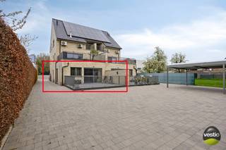Stijlvol appartement gelegen op korte wandelafstand van het centrum van Hoeselt, Waartstraat 4 bus 2.<br /><br />Rustige locatie in een verkeersluwe straat. Alle dagelijkse voorzieningen bevinden zich vlakbij. De autosnelweg is vlot bereikbaar op 3km.<br /><br />Dit klassevol en lichtrijk appartement is gelegen op de gelijkvloerse verdieping van een recente luxueuze woonblok bestaande uit slechts 6 appartementen.<br />Het appartement biedt 82,40 m² aan bewoonbare oppervlakte en telt 1 slaapkamer. Het ruime zongeoriënteerde terras van 30,60m² biedt een mooi uitzicht op de achterliggende boomgaarden en weilanden. Aan de voorzijde zijn er 2 autostaanplaatsen aanwezig.<br />Het appartement is volledig ingericht ten voordele van mindermobiele personen met brede deuren en gangen, en aangepaste douche.<br /><br />Dit pand typeert met zijn hoge afwerkingsgraad zoals onder meer vloerverwarming, kwalitatieve keuken, inbouwspots in elke ruimte, airco, zonnepanelen voor zowel privatief als gemeenschap.<br /><br />Deze wooneenheid geniet een uiterst functionele indeling. Aan de voorzijde tref je een ruime en lichtrijke slaapkamer. De badkamer werd comfortabel ingericht met een wastafel, een ruime douche en een toilet. De leefruimte en de open keuken bieden toegang tot het terras. De gebruiksvriendelijke leefkeuken is voorzien van alle hedendaagse kooktoestellen zoals een vaatwasser, een multifunctionele oven, een microgolfoven, een keramische kookplaat, een dampkap, een koelkast en een diepvriezer.<br />In de kelderverdieping is er een private kelderberging van maar liefst 23m².<br /><br />Dit appartement kan enkel aangekocht als opbrengsteigendom. Het huidige huurcontract loopt ten einde op 30/06/2030. De huurprijs bedraagt maandelijks 837€ + 90€ gemeenschappelijke kosten.<br /><br />Enkele van de vele pluspunten van dit investeringsappartement zijn:<br /><br />- Recent appartement in kleinschalige residentie met stijlvolle uitstraling.<br />- Zonnepanelen voor energie gemeenschappelijke delen alsook 9 privatieve zonnepanelen (vermogen 3,30 KVA), regenwaterput van 20 000L voor toiletten, kelder en buitenkranen.<br />- Vrijstelling van registratierechten tot 2029! Omwille van creatie van BEN woning.<br />- Gelegen vlakbij het centrum in een verkeersluwe straat.<br />- Met kelderberging van 23 m².<br />- Ruim terras van 30,6m².<br />- Energiezuinig.<br />-Geschikt voor mindermobiele personen: lift/deuren/gangen geschikt voor rolstoelgebruik, voorzien van modern hulpsysteem in noodsituaties via verbinding via telefoon, ruime douche met veiligheidszitje.<br /><br />Voor meer info of een bezoek ter plaatse, contacteer ons op 0472 76 03 82 of mail naar anouk@vestio.com<br />