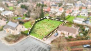Bouwgrond voor open bebouwing van 8 are 65 centiare, gelegen in een rustige doodlopende straat binnen een residentiële wijk.LOT 3 op het...