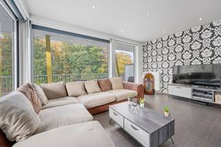 Tweeslaapkamerappartement gelegen nabij centrum Diksmuide, openbaar vervoer, scholen...<br /><br />Bij het binnenkomen in de inkomhal vindt u een vestiaire en een afzonderlijk toilet met lavabo. De open keuken (uitgerust met elektrische oven, ingebouwde koelkast, vaatwasmachine, gasfornuis, dampkap en spoelbak) en leefruimte zijn zeer lichtrijk omwille van de grote raampartijen. De badkamer is voorzien van een lavabomeubel en inloopdouche. Er zijn 2 slaapkamers van elk 10,8m². Tevens is er een ruim terras en op het gelijkvloers is er een overdekte fietsenstalling.<br /><br />Gemeenschappelijke lasten €35/maand.<br /><br />Onmiddellijk beschikbaar.<br /><br />