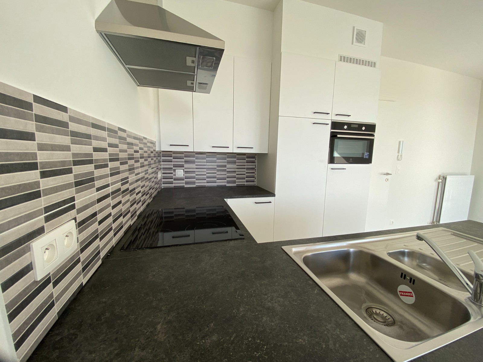 STIJLVOL NIEUWBOUWAPPARTEMENT MET 2 SLAAPKAMERS EN ZONNETERRASSEN – TOPLIGGING IN WAREGEM - photo 3