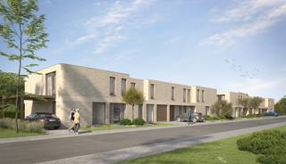 Wonen in de Hovaerestraat in Koekelare biedt een rustige en landelijke sfeer, perfect voor wie houdt van de stilte van het platteland maar toch niet te ver van voorzieningen wil zijn. De straat is omgeven door groene velden en natuur, wat zorgt voor een aangename en serene leefomgeving. Tegelijkertijd liggen de dorpskern en belangrijke verbindingen op korte afstand, waardoor je makkelijk toegang hebt tot winkels, scholen en andere faciliteiten. Ideaal voor gezinnen of wie op zoek is naar een balans tussen rust en bereikbaarheid.
Deze woningen onderscheiden zich door hun uitdagende en vernieuwende architectuur, die grenzen verlegt en inspireert. De woningen hebben een lichtrijke leefruimte en open keuken, 4 slaapkamers, en garage. Jij bepaalt zelf de afwerking van keuken, badkamer, vloeren en binnendeuren, zodat de woning helemaal aansluit bij jouw smaak en wensen. De ideale mix van rust, ruimte en bereikbaarheid!