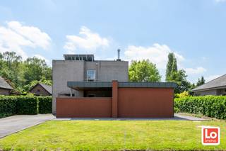 Deze moderne woning met dubbele carport en grote zuidwest georiënteerde tuin bevat op het gelijkvloers een ruime inkomhal met vestiaire, een gastentoilet, een ruime lichtrijke leefruimte met eiken parket en schitterend uitzicht op terras, tuin en velden! Verder is er een afzonderlijke bureauruimte en een geïnstalleerde keuken met aansluitend een wasplaats/berging. Op de eerste verdieping is er een nachthal, 3 slaapkamers, een badkamer met ligbad, douche, was meubel en een toilet. Er is ook nog een afzonderlijke berging.<br />De woning beschikt over alle comfort en wordt verwarmd via accumulatie. Warm water wordt geregeld via een lucht-lucht warmtepomp. Het buitenschrijnwerk bestaat uit aluminium met deels HR glas en deels dubbel glas. De woning beschikt eveneens over 22 zonnepanelen (incl. groene stroomcertificaten), regenwatervoorziening (10.000l.) en een alarm. Wil u deze moderne en instapklare woning met schitterend uitzicht bezoeken? Schrijf dan nu in voor het bezoekmoment op zaterdag 4 juli 2026, enkel via https://calendly.com/loimmogunther/bezoekmoment-vossenstraat-3-te-lochristi