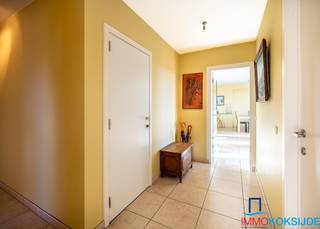 <strong>Sint-Idesbald, Residentie Golfslag, lichtrijk en zeer ruim penthouse (118m²) met 2 zonnige terrassen, 5e verdieping met lift. </strong><br /><br />Bestaande uit: inkomhall, lichtrijke en ruime woonkamer met toegang tot het zonnige terras met mooi uitzicht, open en volledig ingerichte keuken voorzien van alle toestellen en aansluitende berging (met aansluiting voor wasmachine en droogkast), 3 slaapkamers waarvan één met toegang tot het tweede terras, badkamer met ligbad, douche en dubbele wastafel in meubel, afzonderlijk toilet en 3 bergingen op de terrassen. Beide terrassen hebben een totale oppervlakte van 20m² en bieden een prachtig zicht op de omgeving! Het appartement is voorzien van individuele centrale verwarming op aardgas en gemeenschappelijke fietsenberging in de residentie.<br /><br />Verplicht aankopen van een ruime garage in de residentie aan €50.000.<br /><br /><strong>Het penthouse is in goede staat en is gelegen in het commerciële centrum op enkele stappen van zee.</strong>