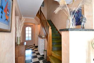 Deze woning combineert een statige architectuur met een warme, huiselijke sfeer en is gelegen in een rustige buurt, wat zorgt voor een bijzonder aangename en veilige woonomgeving.<br />Dankzij de gunstige ligging geniet u hier van een vlotte bereikbaarheid naar het centrum van Marke en Kortrijk, terwijl u tegelijk woont in een kindvriendelijke en groene buurt.<br /><br />Indeling als volgt:<br />Bij het betreden van de woning komt u binnen in een statige inkomhal, die meteen de toon zet voor de rest van het huis.<br />De doorzonleefruimte zorgt voor een mooie lichtinval en bestaat uit een gezellige zithoek en een eetplaats, waar het aangenaam vertoeven is met zicht op de tuin.<br />Aansluitend bevindt zich de geïnstalleerde keuken met ontbijthoek.<br /><br />Op de eerste verdieping bevinden zich 3 volwaardige slaapkamers en een badkamer met lavabo, douche én een tweede toilet.<br /><br />Via een vaste trap bereikt u de zolderverdieping.<br />Deze ruimte biedt tal van mogelijkheden en kan perfect ingericht worden als extra slaapkamer, hobbyruimte, bureau of speelkamer.<br /><br />Op de -1 verdieping vinden we een inpandige garage, gevolgd door een wasplaats / werkplaats en een aanpalende berging, wat dus vooral zorgt voor heel wat praktische bergruimte.<br /><br />Tot slot beschikt de woning over een mooi stukje tuin, waar u in alle rust kan genieten van het buitenleven.<br /><br />EXTRA TROEVEN: zonnepanelen, thuisbatterij, gunstige locatie, ...<br /><br />Onze ref. DEV4964