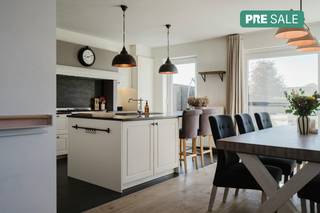 Gelegen in een rustige en kindvriendelijke straat in Rollegem geniet deze halfopen woning van een vlotte verbinding naar het centrum van Kortrijk...