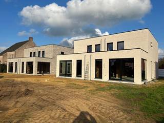 <strong>4 Energiezuinige nieuwbouwwoningen in een rustige omgeving te Lille<br /></strong><br /><b>Gunstig gelegen </b>in een rustige kindvriendelijke verkaveling. Op wandelafstand van het centrum en openbaar vervoer, met een vlotte bereikbaarheid naar de omliggende gemeenten, Herentals en de autostrade <strong>E34</strong>.<b><br /></b><br /><strong>Lille</strong> is een fijne gemeente ideaal voor gezinnen, natuurliefhebbers en iedereen die de rust van het platteland wil combineren met het gemak van stedelijk leven. <b><br /><br /></b>Dit nieuwbouwproject bestaat uit <strong>vier halfopen bebouwingen met elk 3 slaapkamers</strong>.<br /><br />Het superzuinige <strong>E peil van 20 </strong>wordt behaald door gebruik te maken van de nieuwste technieken zoals een <strong>warmtepomp, vloerverwarming en -koeling, ventilatie D systeem en 10 eigen zonnepanelen alsook alu profielen.</strong> Hierdoor voldoet deze woning vandaag reeds aan de norm van morgen en bespaart u automatisch op het verbruik van uw woning.<br /><br />Voor de afwerking van keuken, sanitair en vloeren werd gekozen voor <strong>kwalitatieve leveranciers</strong> en <strong>ruime budgetten </strong>zodat u van deze woningen een echte <strong>"thuis"</strong> kan maken. Momenteel heeft u nog volledige inspraak in de afwerking van uw woning.<br /><br />Het terras over de volledige breedte van de woning, alsook de zwarte draadafsluiting rond het perceel zit eveneens vervat in de verkoopprijs. De tuin is ideaal naar het <strong>westen</strong> georiënteerd. Er werd eveneens geopteerd voor een kruipkelder onder de woning voor het gemak van eventuele toekomstige aanpassingen. <br /><br />Deze <strong>aangename, lichte en ruime woningen</strong> worden zeer degelijk en volledig afgewerkt, zo weet u perfect waar u eindigt en waar uw geluk begint!<br /><br />Ter bescherming van de koper wordt er verkocht onder de wet Breyne.