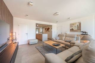Luxueus afgewerkt duplex-appartement in het centrum van Loppem, gelegen op een uitstekende locatie met winkels, openbaar vervoer, horeca en...