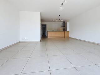 Een 2-slaapkamer appartement met <strong>2 terrassen en garage</strong> gelegen in het centrum van Brasschaat.<br /><br /><strong>Indeling: </strong>Inkomhal met apart toilet, woonkamer met ingerichte keuken met toegang tot terras, aparte berging, 2 slaapkamers met toegang tot 2de terras en badkamer met inloopdouche.<br /><br /><strong>Bijzonderheden:</strong><br />-<strong> </strong><span>Algemene kosten: 60 euro/maand. <br />- Lift.<br />- Garagestaanplaats inclusief.<br />- Beschikbaarheid overeen te komen</span>