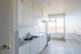 Ontdek dit lichtrijke tweeslaapkamerappartement op de achtste verdieping van het Koningin Fabiolapark (blok II) in Sint-Niklaas. Dankzij de hogere ligging geniet u hier van een <strong>aangenaam uitzicht en een overvloed aan natuurlijk licht.</strong><br /><br />Bij het betreden van het appartement komt u in de inkomhal die toegang biedt tot de <strong>keuken en de ruime leef- en eetruimte</strong>. <br />Vanuit de leefruimte heeft u directe toegang tot het <strong>terras</strong> dat zich over de volledige breedte van het appartement uitstrekt: ideaal om te ontspannen en te genieten van het fantastische uitzicht over de stad. <br /><br />Via de nachthal bereikt u de <strong>twee slaapkamers,</strong> <strong>evenals de badkamer en het afzonderlijke toilet</strong>. De praktische indeling zorgt voor een duidelijke scheiding tussen het leef- en nachtgedeelte wat het wooncomfort alleen maar verhoogt.<br /><br />Dit appartement is een uitstekende keuze voor wie op zoek is naar een <strong>comfortabele woonst of een interessante investering</strong>, gelegen op een centrale locatie met alle voorzieningen binnen handbereik. Op enkele ogenblikken staat u aan het Waasland Shopping Center, het stadscentrum of de E17.<br /><br />Interesse? Contacteer ons voor een bezoek en kom zelf genieten van het adembenemende uitzicht. Bel 0476 21 35 46 of mail naar laurens@claves.be.