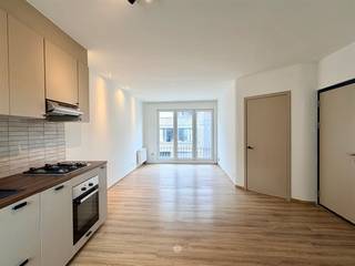 <p><span>GENT - </span><span>Bent u op zoek naar een gerenoveerd appartement in Gent? </span></p><p><span>Dan is dit appartement misschien iets voor u. </span></p><p><span> </span></p><p><span>De belangrijkste troeven in een notendop:</span></p><ul><li><span>Bevindt zich op de eerste verdieping</span></li><li><span>Open keuken centraal in het appartement</span></li><li><span>Vlotte verbinding naar centrum Gent</span></li><li><span>Voldoende parkeergelegenheid op straat </span></li></ul><p><span> </span></p><p><span>Zo ziet het appartement er uit: </span><span><br />U komt binnen in de leefruimte, die open aansluit op de eetruimte en keuken. Achter de keuken bevindt zich een veranda met plaats voor een wasmachine en toegang tot het terras. </span></p><p><span>Verder zijn er nog één slaapkamer, een extra kamer die naar wens kan worden ingericht, en een badkamer met vloerverwarming.</span></p><p><span> </span></p><p><span>Belangrijk: </span></p><p><span>EPC: 112 kWh/(m² jaar) </span></p><p><span>Huurprijs: 895 euro/maand + 90 euro/maand algemene kosten <br />Beschikbaar vanaf: 15/05/2026</span></p><p><span> </span></p><p><span>Voor een bezoek ter plaatse, vul uw huurdersprofiel in via onze website.</span></p>