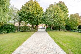 Mooi gelegen, in het centrum van Aalbeke: charmante karaktervolle grote herenwoning met uitweg achteraan (3 garages). Indeling gelijkvloers:...