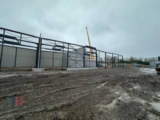 Nieuwbouw <strong>KMO-unit</strong> te koop met een oppervlakte van <strong>249 m²</strong> met <strong>130 m² casco kantoorruimte</strong> en 4 privatieve parkeerplaatsen.<br />De loods maakt deel uit van <strong>“Apollo”</strong>, een gloednieuw KMO-project bestaande uit diverse multifunctionele units vanaf 175 m² tot 720 m² (samenvoegbaar), waaronder enkele met kantoorverdieping (fase 2). Deze ontwikkeling ligt op <strong>minder dan 2 km</strong> van het op- en afrittencomplex van de <strong>E17 te Waregem</strong> – een absolute <strong>toplocatie</strong> voor ondernemers die belang hechten aan bereikbaarheid in een bedrijvige regio.<br /><br />De <strong>casco magazijnruimtes</strong> (brandklasse C) zijn opgebouwd uit een duurzame staalstructuur met geïsoleerde sandwichpanelen met afwerkingspaneel. Ze beschikken over een <strong>vrije hoogte van 6 meter</strong>, wat zorgt voor een optimaal gebruik van de ruimte. Elke unit is standaard uitgerust met een <strong>automatische sectionale poort</strong> (4 m B x 4,2 m H) met aparte toegangsdeur en bovenlicht, een lichtstraat met geïntegreerde RWA-koepel en een slijtvaste <strong>polybetonvloer </strong>(1T/m²). Tevens beschikt elke unit over een individuele regenwaterput van 15.000L.<br /><br />De <strong>casco kantoorruimte</strong> is gelegen op de <strong>1ste verdieping</strong> en is voorzien van een gemeenschappelijke <strong>trappenhal met lift</strong>. De grote raampartijen zorgen voor veel natuurlijk lichtinval en zorgen voor een aangenaam werkklimaat.<br /><br />Per unit zijn <strong>minstens twee privatieve parkeerplaatsen voorzien</strong> (niet inbegrepen in de verkoopprijs). De loodsen zijn ideaal voor uiteenlopende doeleinden zoals atelier, opslag en distributie met kantoor en/of showroom.<br /><br />De middelenverbintenis met betrekking tot de oplevering van blok 1 is gepland voor het <strong>vierde kwartaal van 2026</strong>. Grijp nu je kans en investeer in een toekomstgerichte werkomgeving op een toplocatie!<br /><br /><span><span>Contacteer <strong>PANORAMA B2B</strong> voor bijkomende (technische) inlichtingen, plannen of een vrijblijvend <strong>plaatsbezoek 056 222 256.</strong></span></span>