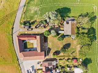 <p>Deze authentieke en charmante boerderij, die grotendeels is gerestaureerd en op een perceel van 3470 m² staat, is ideaal gelegen in het hart van het rustige dorpje Saint-Léger en is als volgt ingedeeld:</p><p>Op de begane grond: een ruime en lichte woonruimte (woon-/eetkamer) met uitzicht op de tuin, een ingerichte en uitgeruste keuken met eethoek, een bijkeuken die kan dienen als voorraadkamer, opslagruimte of werkplaats</p><p>Op de verdieping: drie mooie slaapkamers, elk met een eigen, volledig uitgeruste badkamer.</p><p>Buiten: Een binnenplaats van ongeveer 175 m², een terras, een mooie tuin met bomen, parkeergelegenheid voor 4 voertuigen, een loods van 200 m², een gerestaureerde schuur en diverse bijgebouwen die talrijke inrichtingsmogelijkheden bieden.</p><p>TECHNISCHE GEGEVENS: Centrale verwarming via houtketel, dubbelglas, riolering + septic tank, elektriciteit conform de voorschriften, nieuwe daken, EPC-klasse B, oplegvergoeding 386 €.</p>