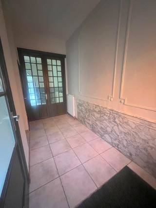 Ruime charmante woning.<br />Inkomhal met marmeren sierpanelen. Aan de voorzijde bevindt zich een veelzijdige kamer die kan dienen als bureauruimte of praktische berging. Dubbele deuren leiden naar de gezellige leefruimte met sierlijke boog, die naadloos overgaat in de open keuken.<br />Vanuit de leefruimte geniet je van een open zicht op de tuin, momenteel volledig betegeld en voorzien van een verhoogd plateau — een ideale basis om er iets heel speciaals van te maken.<br /><strong>1ste verdiep:</strong>   ruime slaapkamer + grote badkamer met ligbad, douche, wc alsook een dressingshoek.<br /><strong>2 de verdiep:  </strong>  2 slaapkamers <br />EPC 169  ELEK CONFORM 