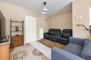 Dit gelijkvloers 2-slaapkamerappartement is gunstig gelegen nabij het Runcvoortpark in Merksem en onderscheidt zich door de aangename natuurlijke lichtinval aan zowel de voor- als achterzijde, met zicht op de gemeenschappelijke tuin.<br /><br />Bij het binnenkomen bevindt zich aan de voorzijde de lichtrijke woonkamer met open keuken. Dankzij de grote schuiframen geniet de leefruimte van een aangename lichtinval en is er rechtstreeks toegang tot het balkon van ca. 4 m².<br />Aan de achterzijde bevinden zich de twee slaapkamers. De ruime hoofdslaapkamer van ca. 14 m² en de tweede slaapkamer van ca. 9 m² beschikken beide over elektrische rolluiken. Dankzij de grote raampartijen genieten beide kamers bovendien van een aangenaam zicht op de gemeenschappelijke tuin.<br />De badkamer, gerenoveerd in 2023, is uitgerust met een ruime douche, een lavabo, een handdoekradiator en een aansluiting voor de wasmachine.<br />Via de hal is er toegang tot het gastentoilet. Hier bevindt zich eveneens de Vaillant CV-installatie op gas, vernieuwd in 2023, die netjes is weggewerkt.<br /><br />Verder beschikt het appartement over een ruime privatieve kelderberging met elektriciteitsvoorziening. De kelderverdieping is vlot bereikbaar via de lift. Daarnaast is er een gemeenschappelijke fietsenstalling aanwezig.<br />Er bestaat bovendien de mogelijkheid om het huurcontract voor een ondergrondse autostaanplaats aan de overzijde van de straat over te nemen aan € 100 per maand. Het betreft een huurplaats en de overname is niet verplicht.<br /><br />Het appartement heeft een EPC C-label. Mits vervanging van de enkele beglazing bekomt u een B-label.<br /><br /><br />Troeven<br />- Gelijkvloerse verdieping<br />- 2 slaapkamers<br />- Aangename natuurlijke lichtinval aan voor- en achterzijde<br />- Grote raampartijen met zicht op de gemeenschappelijke tuin<br />- Balkon van ca. 4 m²<br />- Badkamer gerenoveerd in 2023<br />- Gunstig EPC-label C<br />- Goed onderhouden gebouw met lift<br />- Vernieuwde Vaillant CV-installatie op gas (2023)<br />- Ruime privatieve kelderberging met elektriciteit<br />- Kelder bereikbaar via de lift<br />- Gemeenschappelijke fietsenstalling<br />- Mogelijkheid tot overname van huurcontract voor een ondergrondse autostaanplaats aan € 100/maand, zonder verplichting<br />- Asbestveilig<br />- Dak gerenoveerd<br />- Gunstig gelegen nabij het Runcvoortpark<br /><br />Het grondplan, het EPC, elektriciteitskeuring en de asbestinventaris kan u reeds bekijken via de Wellimmo-site ('documenten')<br /><br />📩 Meer info of een bezoek: info@wellimmo.net<br />📞 03/225 00 68