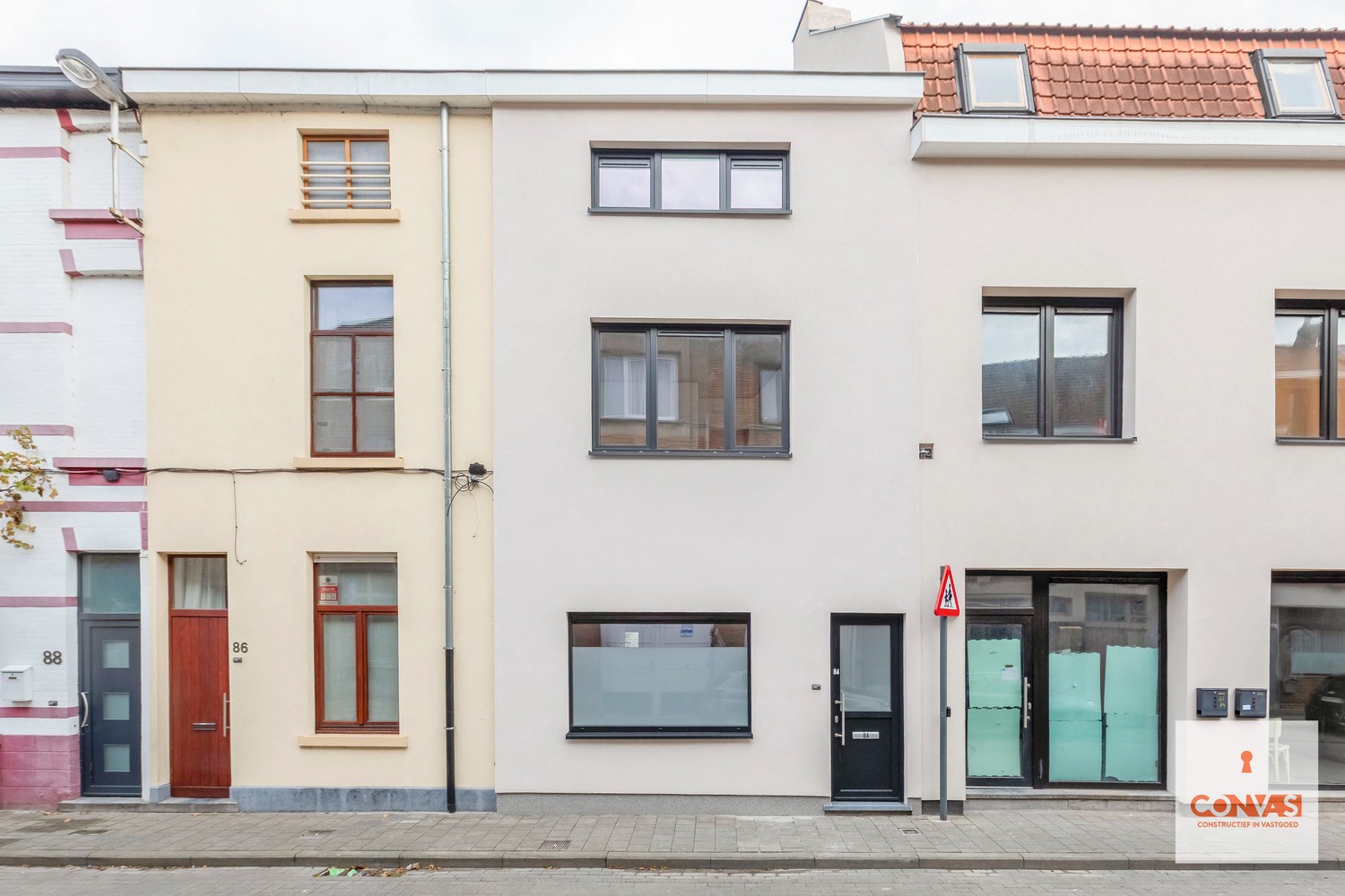 Verhuurde gerenoveerde woning met drie slaapkamers - photo 1