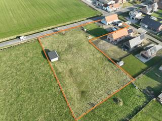 Bent u op zoek naar een pand met verbouw-/herbouwpotentieel én mogelijkheid om uw dieren bij huis te plaatsen? Mis deze kans niet!<br /><br />Voor de bouw van een alleenstaande woning met aanpalende stalling werd een verkavelingswijziging verkregen.<br />Herbouwen kan aan het voordeeltarief van 6% BTW indien u aan de voorwaarden voldoet.<br /><br />De woning is ingedeeld in:<br />-Gelijkvloers: inkomhal, leefruimte, keuken met ontbijthoek, polyvalente ruimte/berging, badkamer met douche, toilet en lavabo, nachthal, 3 grote slaapkamers.<br />-Zolder: bijzonder grote bergzolder met mogelijkheid tot verschillende extra slaapkamers.<br /><br />Wat de weide betreft: de voorbije jaren werd reeds een nieuw schuilhok voor dieren geplaatst en werd de weide afgezet met kwalitatieve materialen (acaciapalen, speciaal Tornado paardengaas en elektrische afsluiting is van Gallagher. <br /><br />Vanuit deze locatie is er een vlotte verbinding met lokale winkels te Moerkerke en alle infrastructuur te Brugge, Knokke, Maldegem.. .<br /><br />Van deze te renoveren of herbouwen woning op 4049m² uw nieuwe thuis maken?<br /><br />Contacteer Bonne Vastgoed 7 dagen op 7 voor meer info via 0468/10 40 40 of info@bonnevastgoed.be .