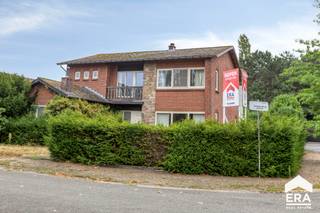 EL-CENTRUM: Mooi landhuis met 3 slaapkamers
<ul><li>inkomhal met toilet en vestiaire</li><li>living met schuifpui naar (deels overdekt) terras</li><li>keuken voorzien van inbouwapparatuur</li><li>hobbyruimte</li><li>3 ruime slaapkamers met rolluiken</li><li>onderhoudsvriendelijke zuidelijk georiënteerde tuin</li><li>PVC ramen met dubbele beglazing</li><li>CV-ketel op gas (2008)</li><li>kelder en zolder</li></ul>