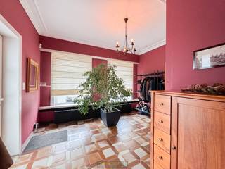 Deze INSTAPKLARE en KARAKTERVOLLE WONING biedt een ENORM WOONVOLUME van maar liefst ± 320m² op een perceel van 1.028m², ideaal voor wie op zoek...
