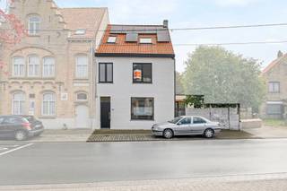 Volledig gerenoveerde halfopen bebouwing in Leke – instapklaar, energiezuinig en verrassend ruimIn het rustige en charmante Leke vind je deze...