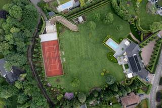 Ontdek dit prachtige domein van circa 96 are gelegen in het prestigieuze Herent, perfect tussen de bruisende steden Brussel en Leuven.De villa biedt...