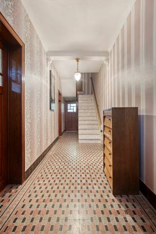 Traditioneel opgetrokken eengezinswoning met inkomhal, voor- en achterliggende leefruimte, keuken, badkamer en meerdere slaapkamers. Stevige...