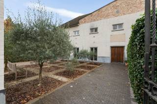 Dit schitterende penthouse is gevestigd in een stijlvol gerenoveerde graanschuur uit de jaren '40. Het karaktervolle, volledig vernieuwde gebouw is omgevormd tot drie luxe appartementen en biedt een ongeëvenaarde woonsfeer. Het gebouw is gelegen in een autoluwe fietsstraat, nabij het centrum van Kapellen. Hier geniet u van de serene omgeving, omgeven door groen en stilte.<br /><br />Bij binnenkomst via de smeedijzeren poort, wordt u verwelkomd door een fraai aangelegde voortuin en een indrukwekkend houten inkomportaal. Deze entree geeft al direct een warm en uitnodigend gevoel.<br /><br />Het unieke appartement combineert modern comfort met een stijlvolle afwerking en verwelkomt u via een ruime inkomhal, voorzien van een gastentoilet en ingemaakte vestiairekasten. De hal leidt naar de royale leefruimte van +/- 50 m², afgewerkt met een elegante parketvloer en ramen die zorgen voor een overvloed aan natuurlijk licht. De open designkeuken is een ware eyecatcher en geheel uitgerust met hoogwaardige inbouwtoestellen, maatkasten en een groot eeteiland met plek voor zes Personen. Aangrenzend vindt u een praktische berging en een compact overdekt buitenterras. Centraal in het appartement geven grote schuiframen toegang tot het grote zuidwest georiënteerde terras, waar u kan genieten van een prachtig verzicht. <br /><br />Daarnaast beschikt het appartement over twee comfortabele slaapkamers van respectievelijk 13 m² en 12 m², een praktische berging/waskamer en een smaakvol ingerichte badkamer met een ligbad, een dubbele wastafel en een tweede toilet.<br /><br />Achteraan is een private garagebox met automatische poort en een gemeenschappelijke fietsenberging voorzien. <br /><br />** Dit appartement beschikt over volgende troeven:** <br />- Private garagebox mee inbegrepen<br />- Kleinschalig gebouw met lage gemeenschappelijke lasten <br />- Rustige en groene omgeving <br />- Zonnig terras met optimale zuidwest oriëntatie <br />- Elektriciteit conform <br />- Goede bereikbaarheid van winkels, invalswegen en de "fietsostrade" naar Antwerpen<br /><br />Overtuig uzelf van de charme, het comfort en de prachtige omgeving tijdens een bezoek ter plaatse!<br /><br /><br />* Wolf Vastgoed – waar uw woonwensen werkelijkheid worden *