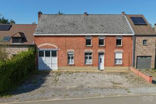 <p><strong>Charmante te renoveren woning met uitzonderlijk veel potentieel op riant perceel in Rotselaar<br /><br /></strong>In de Hellichtstraat 89 in Rotselaar vinden we deze karaktervolle en bijzonder volumineuze woning op een prachtig perceel van maar liefst <strong>18 are 40 centiare</strong>. De woning geniet van een unieke ligging, met achteraan aansluiting op een groen achterliggend gebied, wat zorgt voor een aangenaam gevoel van ruimte, rust en privacy.<br /><br />De gevel straalt meteen charme en karakter uit, terwijl het interieur volledig naar eigen smaak en noden kan worden gerenoveerd. Een absolute troef is dat er reeds een <strong>goedgekeurde vergunning</strong> werd bekomen, waardoor de toekomstige eigenaar onmiddellijk kan starten met de verbouwingswerken.<br /><br />Volgens de goedgekeurde plannen biedt deze woning tal van mogelijkheden en werd er slim ingezet op het combineren van <strong>wonen en werken</strong>. Zo is er onder meer een ruime praktijkruimte voorzien met aparte ingang, aangevuld met een bureauruimte. Ideaal voor vrije beroepen, zelfstandigen of wie graag professioneel aan huis werkt zonder in te boeten aan wooncomfort.<br /><br />De plannen voorzien verder in royale leefruimtes met grote raampartijen tot plafondhoogte, waardoor licht, ruimte en tuinbeleving centraal staan. Daarnaast worden er maar liefst <strong>6 slaapkamers</strong>, meerdere badkamers, een multifunctionele ruimte, een inpandige fietsenstalling en <strong>drie autostaanplaatsen</strong> voorzien. Dit maakt de woning uitermate geschikt voor grote gezinnen, nieuw samengestelde gezinnen of kopers die op zoek zijn naar extra ruimte voor hobby, werk of gasten. U kan achteraan de fotoreeks alvast enkele <strong>indicatieve</strong> visuals bekijken. <br /><br />Ook de locatie is een grote meerwaarde. De woning ligt in een rustige en groene omgeving, op korte afstand van het <strong>meer van Rotselaar</strong>, wandel- en fietsroutes, scholen, winkels en belangrijke verbindingswegen. Voor gezinnen met kinderen is dit een ideale plek: veel buitenruimte, natuur in de onmiddellijke omgeving en toch alles vlot bereikbaar.<br /><br />Kortom, deze woning biedt een zeldzame combinatie van karakter, ruimte, perceeloppervlakte, ligging én vergund renovatiepotentieel. Een unieke kans voor wie droomt van een ruime gezinswoning of woon-werkproject op een toplocatie in Rotselaar. <br /><br /><strong>Indien u graag een afspraak wenst of de plannen wenst in te kijken, contacteer ons snel! </strong></p>