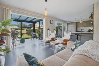 Energiezuinige halfopen bebouwing op toplocatie op 446 m² in Diksmuide.<br /><br />In een rustige, kindvriendelijke woonwijk in Diksmuide bevindt zich deze uitstekend onderhouden halfopen bebouwing. Hier geniet je van een ideale combinatie: een centrale ligging vlak bij sportcentrum De Pluimen, winkels, scholen en openbaar vervoer, gekoppeld aan de rust van een aangename buurt.<br />Op het gelijkvloers vinden we een lichtrijke leefruimte die naadloos overgaat in de open keuken, en een ruime garage met extra bergmogelijkheden.<br />Op het verdiep zijn drie volwaardige slaapkamers en een ingerichte badkamer. Met toegang tot de zolder, een bruikbare zolderruimte met diverse opslag- of uitbreidingsmogelijkheden.<br />Buiten maakt de fraai aangelegde tuin met praktisch tuinhuis het plaatje compleet — een heerlijke plek om tot rust te komen.<br /><br />De vermelde prijs is een richtprijs. Elk bod wordt voorgelegd aan de eigenaar, die het recht behoudt dit te aanvaarden of te weigeren.<br /><br />Neem een voorsprong en vraag uw gratis, vrijblijvende waardebepaling aan via: www.residentievastgoed.be/gratisonlineschatten<br /><br />EPC: 112 kWh/m² (B-label) | Ref.: NI23931
