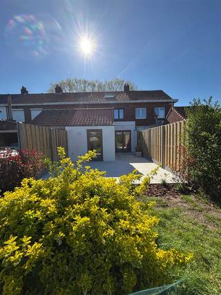 Gezellige thuis te koop in een rustige wijk te Stabroek<br /><br />Deze volledig gerenoveerde woning met 2 à 3 slaapkamers biedt jou de kans om echt thuis te komen. Enerzijds is er een goede verbinding naar Antwerpen en is het vlakbij het centrum en de winkels gelegen en anderzijds kan je in alle rust genieten van het groen en de fluitende vogels. <br /><br />Beneden kom je terecht in een authentieke inkomhal die toegang geeft tot een gezellige living. Er is een apart bureau aanwezig op het gelijkvloers dat ook kan gebruikt worden als speelkamer of als praktijkruimte. Verder is er ook een gastentoilet. De open ruimte biedt plaats aan een leuke eethoek met zicht en toegang op de grote tuin en de ruime, volledig ingerichte keuken. De keuken geeft toegang tot het heerlijk zonnige terras. <br /><br />De authentieke houten trap leidt je naar een ruime slaapkamer, de warm ingerichte badkamer (met badkamermeubel, toilet en inloopdouche) en een kleinere slaapkamer die perfect dienst kan doen als babykamer of dressing. Via de spiltrap kom je terecht in een ruime slaapkamer met veel lichtinval dankzij 2 grote veluxen. <br /><br />Tenslotte is er ook een kelder aanwezig.<br /><br />Je kan rekenen op een lage energiefactuur dankzij de hoge isolatie in zowel dak, muren als vloeren en dankzij de vloerverwarming en het hoogrendementsglas in de gloednieuwe ramen. <br /><br />Ben je benieuwd naar meer?<br /><br />Voor een bezichtiging, laat even een seintje via stef@white-raven.be of 0494 63 35 41.<br />