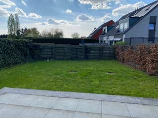 <strong>Recent Spacious semi-detached house, ideally located 1km from the center of Sterrebeek.</strong><br />Ground floor: Entrance hall, WC, spacious living room with open equipped kitchen, storage room, terrace and garden (West).<br />First floor: 4 bedrooms and bathroom with shower, double sink and WC.<br />Second floor: 2 bedrooms, shower room with shower, WC and sink and technical storage room.<br />Floor -1: spacious garage and cellar.
