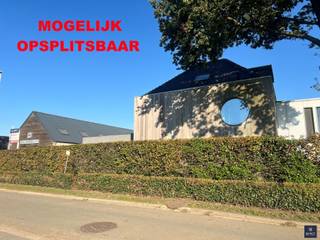 <p><span>EXCLUSIEF DOMEIN MET VILLA (INGERICHT ALS KANTOORRUIMTE) , KANTOORGEBOUW éN BOUWGROND OP ± 4700 m²</span></p><p><span> </span></p><p><span>Unieke kans! </span></p><p><span> </span></p><p><span>Op een domein van ± 4700 m² en een straatbreedte van ± 80 m (!) bevindt zich een stijlvolle villa, momenteel ingericht als kantoorruimte, een apart kantoorgebouw én extra bouwgrond. </span></p><p><span>Dit veelzijdige geheel biedt eindeloze mogelijkheden voor zowel wonen, werken als investeren.</span></p><p><span> </span></p><p><span>De villa</span><span><br />De villa is momenteel volledig ingericht als kantoorruimte, met een moderne en professionele uitstraling. </span></p><p><span>De grote, open ruimtes zijn ideaal voor vergaderzalen, bureaus of co-workingplekken. Indien gewenst, kan de villa eenvoudig weer worden omgevormd tot een comfortabele gezinswoning met ruime leefruimtes en meerdere slaapkamers. </span></p><p><span>De grote raampartijen zorgen voor een lichte en open sfeer, met uitzicht op het groene domein.</span></p><p><span> </span></p><p><span>Het kantoorgebouw</span><span><br />Naast de villa bevindt zich een apart kantoorgebouw, klaar voor gebruik als kantoorruimte voor een onderneming of praktijk. </span></p><p><span>Het gebouw is voorzien van moderne faciliteiten en is zeer functioneel ingedeeld, met flexibele werkruimtes en vergaderzalen. </span></p><p><span>De ligging op het domein maakt het gemakkelijk bereikbaar en tegelijkertijd gescheiden van de woonfaciliteiten.</span></p><p><span> </span></p><p><span>De bouwgrond</span><span><br />Dit domein biedt ook de mogelijkheid tot uitbreiding dankzij de ruime bouwgrond. </span></p><p><span>De extra ruimte is ideaal voor investeerders of ondernemers die verdere ontwikkelingen of nieuwbouwprojecten overwegen, zoals extra kantoorruimte of een tweede woning.</span></p><p><span> </span></p><p><span>Hoogtepunten van het domein:</span></p><p><span> </span></p><ul><li><span>Totale oppervlakte van ± 4700 m² - straatbreedte ± 80 m</span></li><li><span>Villa, momenteel in gebruik als kantoorruimte (eenvoudig om te vormen tot woonhuis)</span></li><li><span>Volledig uitgerust apart kantoorgebouw</span></li><li><span>Extra bouwgrond voor uitbreiding of ontwikkeling</span></li><li><span>Rustige en groene omgeving met uitstekende bereikbaarheid</span></li></ul><p><span> </span></p><p><span>Dit veelzijdige domein biedt een uitstekende kans voor bedrijven, zelfstandigen en investeerders. </span></p><p><span>Geniet van de perfecte balans tussen werk en privé, met de mogelijkheid om verder te ontwikkelen</span><span>.</span></p><p><span> </span></p><p><span>Het EPC van de woning bedraagt 243 kWh/m² jaar ( = Label C ) en het kantoor 463 kWh/m²jaar.</span></p><p><span>P-Score : D en G-Score : D ( D=middelgrote kans op overstromingen )</span></p><p><span> </span></p><p><span>Graag meer info of interesse in een plaatsbezoek? Gelieve ons te contacteren op het nummer 03 775 41 88 of via <span>Christel@vastgoed-smet.be</span></span><span> <span>www.vastgoed-smet.be</span></span><span> </span></p><p><span>“De verstrekte gegevens/informatie (zowel online als gedrukt) worden vrijblijvend verstrekt, enkel ter inlichting, zonder contractuele verbintenis of garantie van onzentwege en kunnen op ieder ogenblik gewijzigd worden”</span></p><p><span> </span></p>