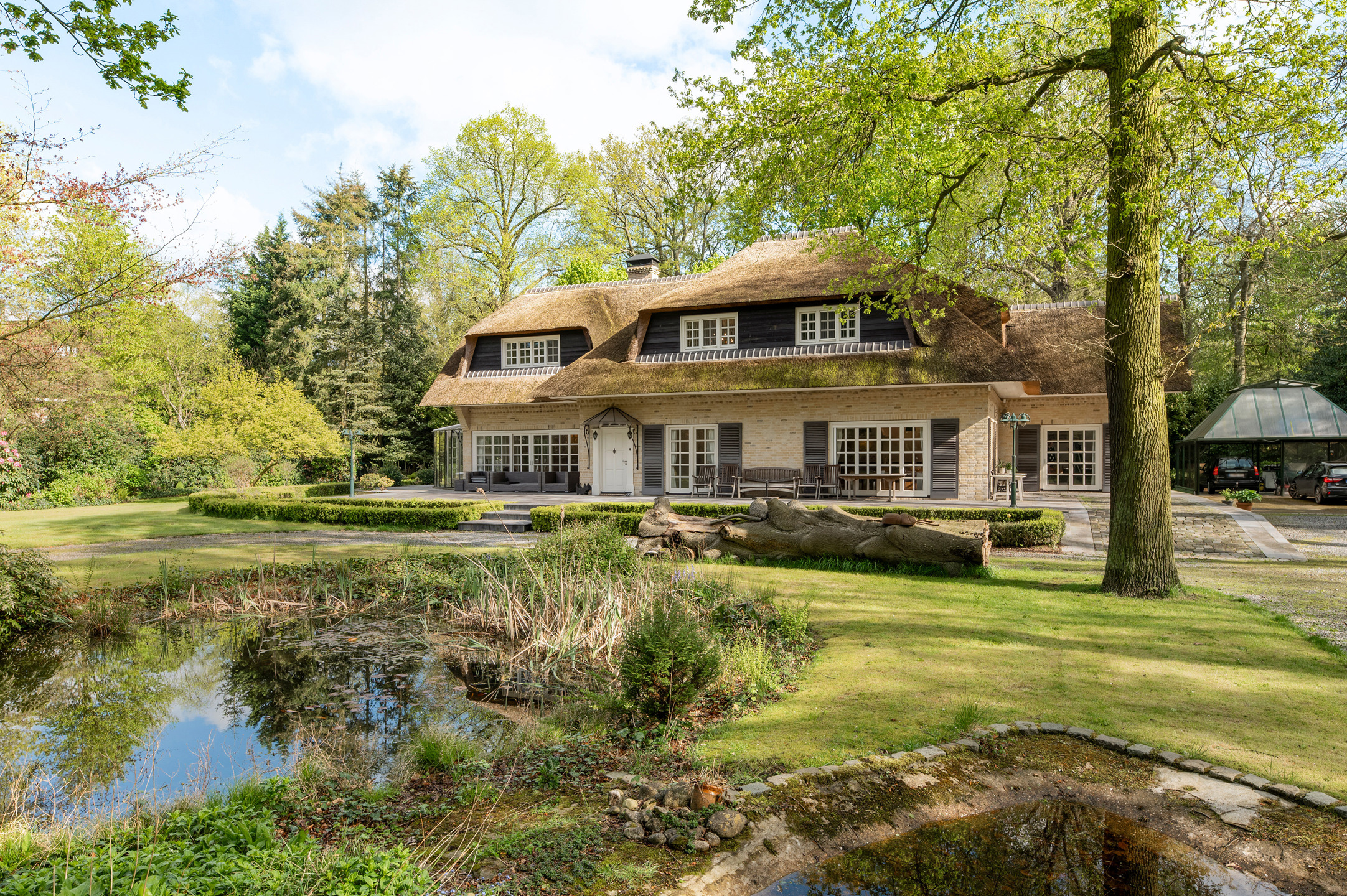 Unieke vrijstaande villa op ca. 7620m² in een uitzonderlijk domein in het groen. - foto 1