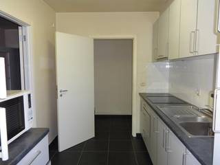 Dit mooi, recent appartement (ca 100 m²) is instapklaar en gelegen op de 1ste verdieping (geen lift). Met ruime inkomhal, ruime living in L-vorm, 1 slaapkamer + 2e kleine kamer als bureel- of dressing te gebruiken, apart ingerichte keuken met berging, apart toilet, badkamer met ligbad en lavabomeubel. In de nabijheid van openbaar vervoer. Huurprijs: 850 euro/maand. Vrij.