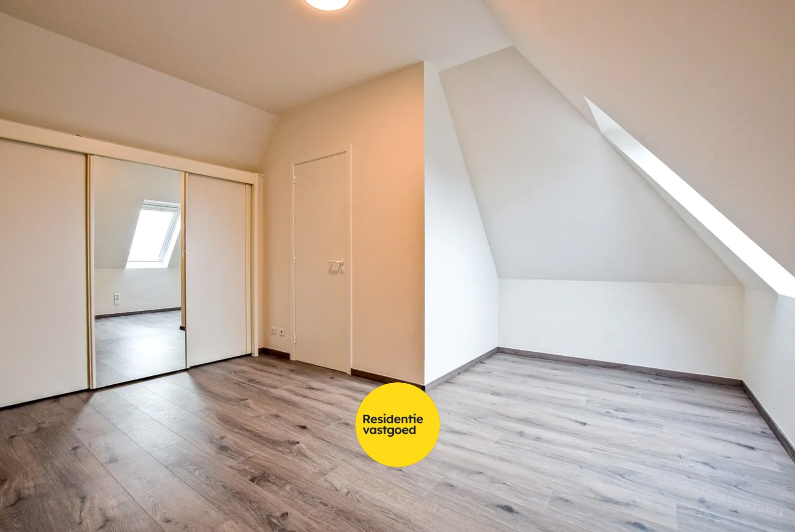 Instapklaar lichtrijk dakappartement in hartje Veurne (61m²) - foto 5
