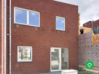 Deze prachtige woning is gelegen in het rustige Ichtegem en beschikt over een tuin en een gezellig terras waar je heerlijk kunt genieten van de buitenlucht. De woning is voorzien van een garage waar je je auto veilig kunt parkeren.<br /><br />Indeling gelijkvloers: Inkom - toilet - woonkamer - berging - keuken - tuin - terras en afzonderlijke garage.<br /><br />Indeling eerste verdieping: nachthal - badkamer - 3 slaapkamers, waarvan 1 met ruimte voor een dressing - toilet<br /><br />EPC: woning in aanbouw <br /><br />Vrij 1/06/2026. Huurprijs 995 €/mnd
