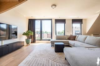 <strong>Duplex appartement met twee terrassen en ondergrondse staanplaats in het centrum van Schilde</strong><br /><br /><strong>Instapklaar duplex appartement</strong> met een <strong>doordachte indeling, veel natuurlijke lichtinval en twee zonnige terrassen</strong>, ideaal gelegen in <strong>het hart van Schilde.</strong><br /><br />Via de inkomhal betreedt deze verzorgde duplex, waar hedendaags wooncomfort en een praktische indeling hand in hand gaan. De <strong>lichtrijke leefruimte met open keuken</strong> vormt het centrale hart van de woning en biedt een aangename verbinding met het eerste terras. Dankzij de <strong>twee slaapkamers met elk een eigen douchekamer</strong> is dit appartement bovendien bijzonder comfortabel en functioneel.<br /><br />De eerste verdieping:<br />een <strong>inkomhal</strong> met<strong> ingemaakte vestiairekasten</strong>,<br />een <strong>apart gastentoilet</strong>,<br />een lichtrijke <strong>leefruimte met airconditioning</strong>,<br />een <strong>volledig ingerichte keuken</strong>,<br />een <strong>praktische berging/wasplaats</strong> aansluitend aan de keuken,<br />toegang tot het <strong>eerste aangename terras </strong>via de leefruimte,<br />een <strong>eerste slaapkamer met airconditioning</strong>,<br />een <strong>ensuite douchekamer </strong>met wastafel.<br /><br />De tweede verdieping:<br />een ruime <strong>tweede slaapkamer met airconditioning</strong>,<br />een ensuite <strong>douchekamer met wastafel</strong>,<br />rechtstreekse toegang tot een <strong>ruim en zonnig dakterras</strong>.<br /><br />De terrassen:<br />een <strong>eerste terras aansluitend aan de leefruimte</strong>, ideaal om buiten te genieten,<br />een ruim <strong>tweede dakterras bereikbaar vanuit de slaapkamer</strong> op de bovenverdieping (tegels worden geraangelegd),<br /><br />Algemeen:<br /><strong>instapklaar duplex appartement</strong> op een <strong>centrale ligging</strong>,<br /><strong>airconditioning in de leefruimte en beide slaapkamers</strong>,<br /><strong>twee volwaardige slaapkamers</strong>, elk <strong>met een eigen douchekamer</strong>,<br /><strong>ondergrondse autostaanplaats en privatieve kelderberging </strong>aan te kopen voor € 25.000,<br />maandelijkse gemeenschappelijke kosten van ca. € 200.<br /><br />Een verzorgd en <strong>instapklaar duplex appartement dat comfort en een centrale ligging moeiteloos combineert. </strong>De <strong>twee terrassen</strong>, de <strong>slaapkamers met ensuite douchekamers </strong>en de <strong>ondergrondse staanplaats </strong>maken dit een bijzonder aantrekkelijke woonst voor wie op zoek is naar <strong>zorgeloos wonen in het centrum van Schilde.</strong>