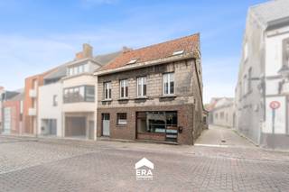 [[ DIT PAND NEEMT DEEL AAN DE ERA OPEN HUIZEN DAG OP 13/6 VAN 11:00 TOT 12:00 ]]
<p>Op een ruim perceel van maar liefst <strong>1.104 m²</strong> bevindt zich deze <strong>halfopen handelszaak met woonst</strong>, centraal gelegen in de dorpskern van Zomergem. Een eigendom boordevol mogelijkheden voor wie op zoek is naar ruimte, zichtbaarheid en potentieel.</p>

<p>Het pand combineert een commerciële ruimte met een woongelegenheid en biedt dankzij de royale perceeloppervlakte tal van opportuniteiten: wonen en werken combineren, uitbreiden, herinrichten of investeren. </p>

<p>Hoewel het geheel dient te worden opgeknapt, vormt net dit de ideale kans om het pand volledig naar eigen smaak en noden te renoveren. De centrale ligging in het dorp, met winkels, scholen en verbindingswegen in de nabijheid, maakt deze eigendom extra aantrekkelijk.</p>

<p><strong>Troeven:</strong></p>

<ul><li>Perceel van 1.104 m²</li><li>Handelsruimte met woonst</li><li>Halfopen bebouwing</li><li>Centrale ligging in dorpskern Zomergem</li><li>Veel renovatie- en uitbreidingsmogelijkheden</li><li>Ideaal voor zelfstandigen, investeerders of projectontwikkeling</li></ul>

<p>Een eigendom met karakter, ruimte en toekomstmogelijkheden op een uitstekende locatie.</p>
<br /><br />