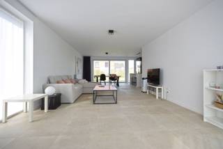 ALBERT BIESBROUCKSTRAAT 138800 ROESELAREDeze moderne en energiezuinige woning is rustig gelegen in een kleinschalig woonerf binnen een nieuwe...